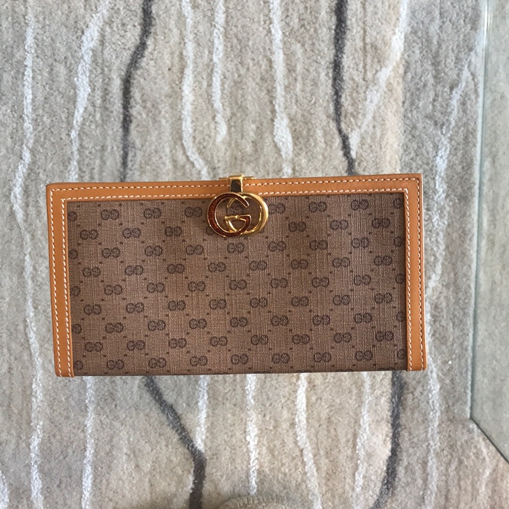 Gucci check books wallet, perfect condition! 100%